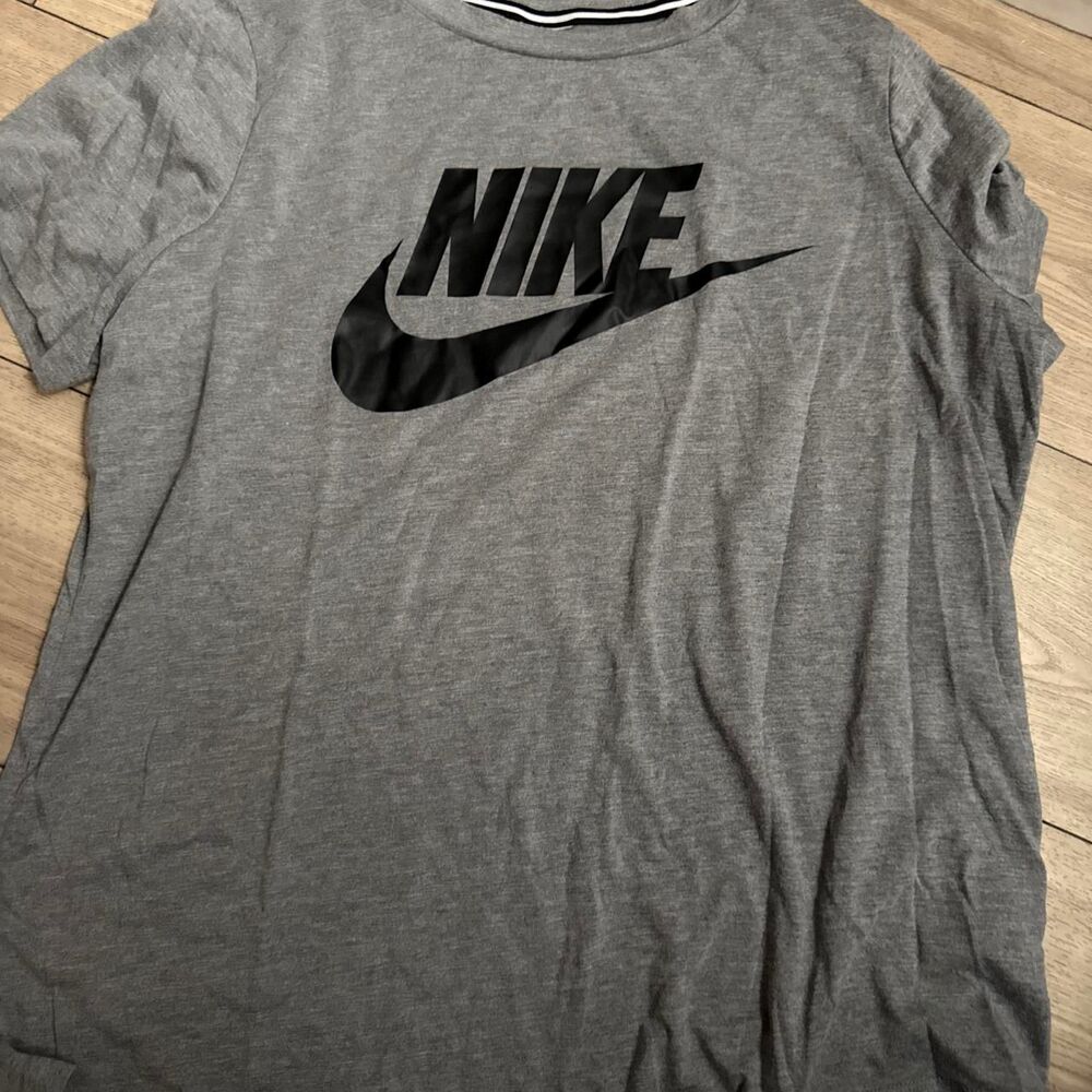 Nike Men's Grey T-shirt